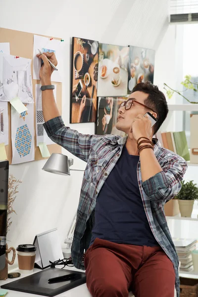 Hombre creativo hablando por teléfono — Foto de Stock