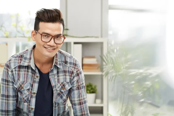 Usmívající se mladý muž v brýlích — Stock fotografie