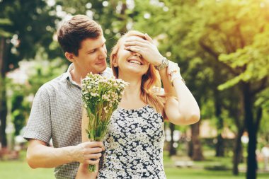 Adam kız arkadaşı için sürpriz yapma