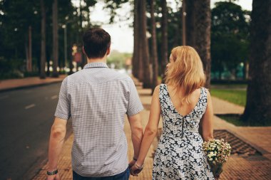 Parkta el ele tutuşan çift