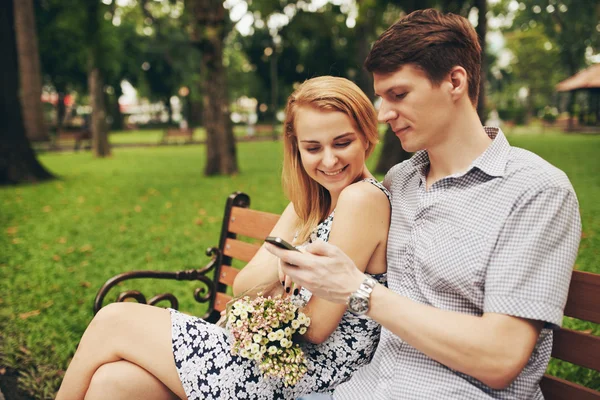 Casal jovem usando smartphone — Fotografia de Stock