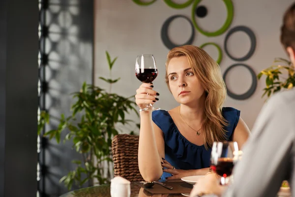 Pensive femme triste avec un verre de vin — Photo