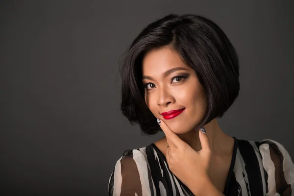 Hermosa mujer con corte de pelo corto —  Fotos de Stock