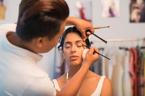 Maquiagem artista aplicando sombras — Fotografia de Stock