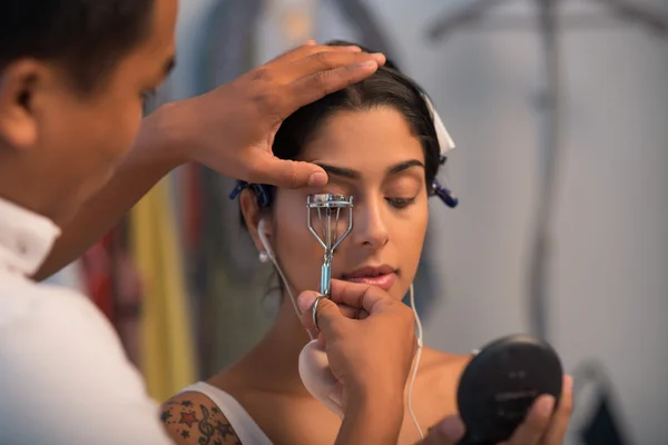 Make-up artist utilizzando il bigodino ciglia — Foto Stock