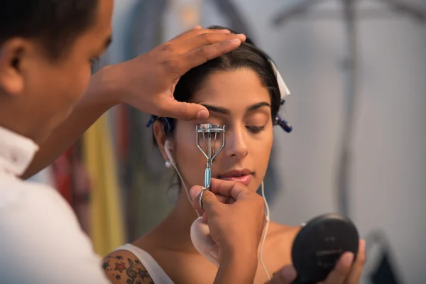 Maquillaje artista usando rizador de pestañas —  Fotos de Stock