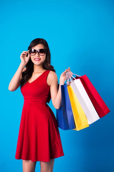 Glamorus mulher segurando sacos de compras — Fotografia de Stock