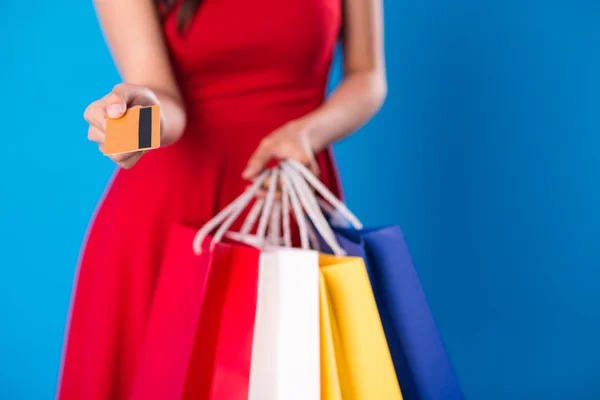 Shopaholic feminino dando cartão de crédito — Fotografia de Stock