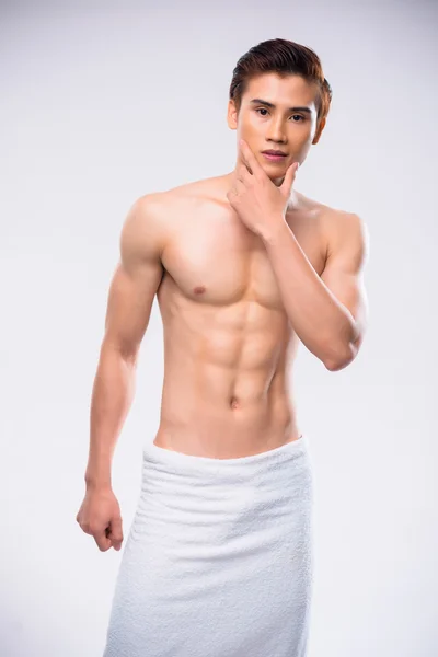 Atraktivní muž s ručníkem — Stock fotografie
