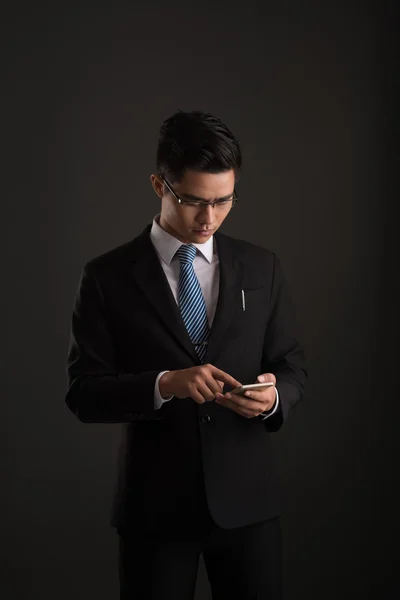 Przedsiębiorca, czytanie SMS — Zdjęcie stockowe