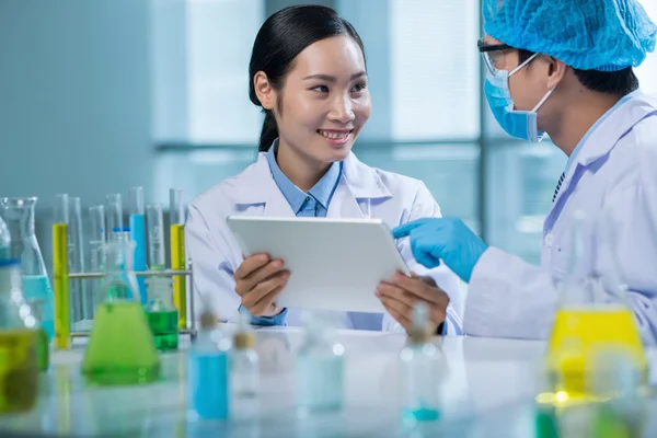 Pesquisador discutindo o experimento com o trabalhador de laboratório — Fotografia de Stock