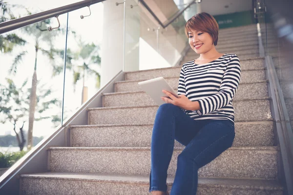 Menina vietnamita alegre com tablet — Fotografia de Stock