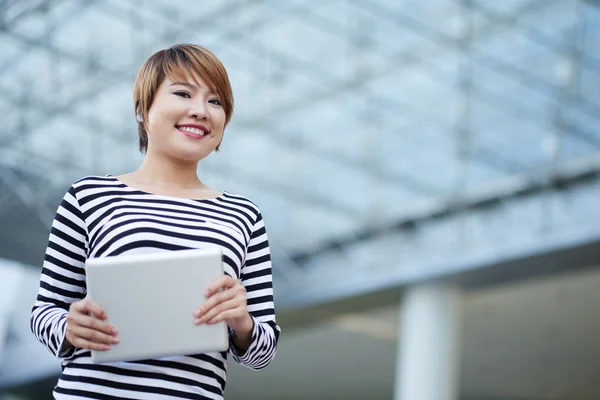 Chica sonriente con tableta digital — Foto de Stock