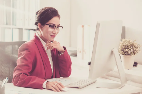 Imprenditrice donna che lavora sul computer — Foto Stock