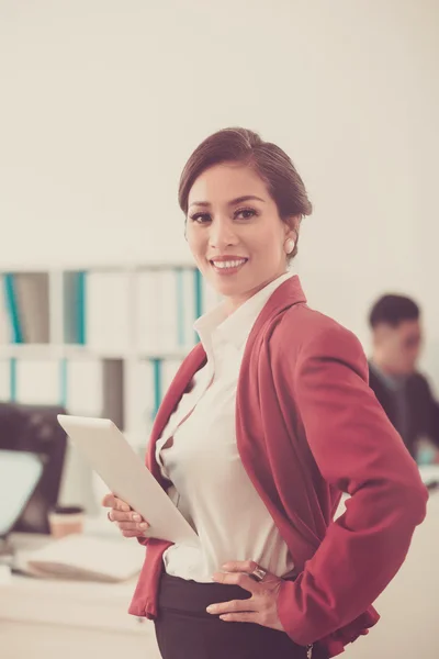 Mujer de negocios con tableta digital — Foto de Stock