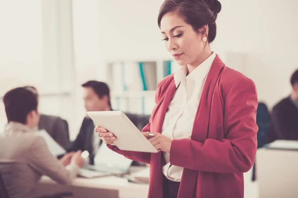 Business lady geconcentreerd op Tablet PC — Stockfoto