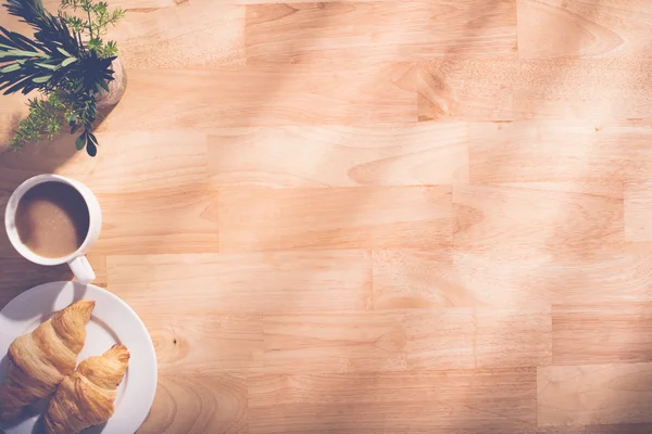 Croissant e cappuccino in tavola — Foto Stock