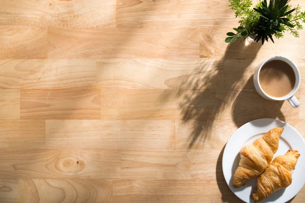 Croissant dan cappuccino di atas meja — Stok Foto