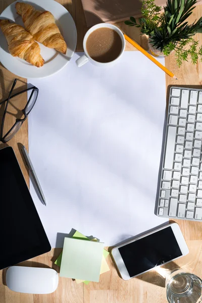 Escritorio de la persona con hoja en blanco — Foto de Stock