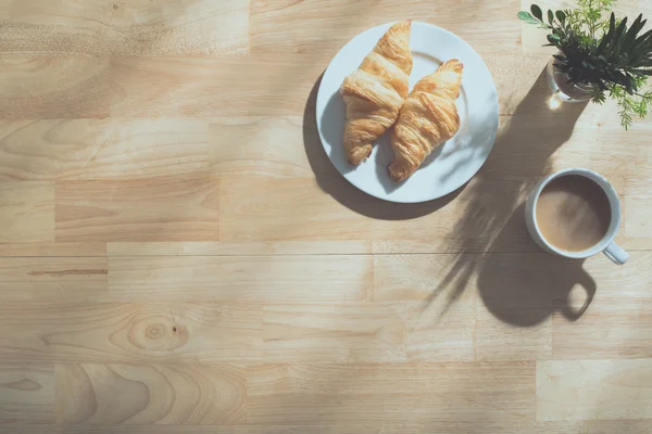 Croissant e cappuccino in tavola — Foto Stock