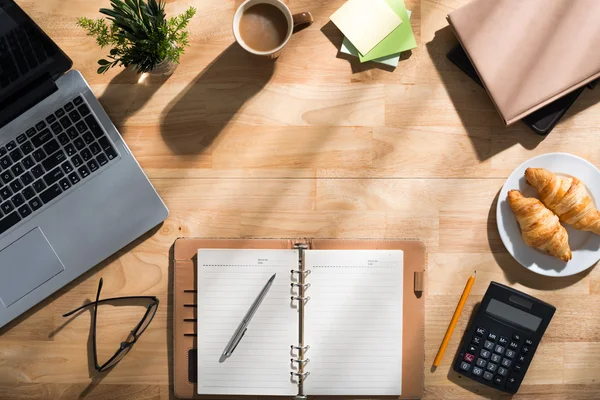 Geopende planner op tafel — Stockfoto