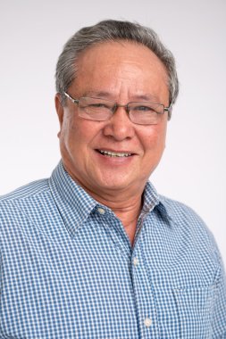 lachende volwassen man in glazen