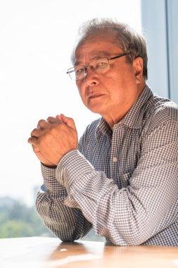 düşünceli olgun adam