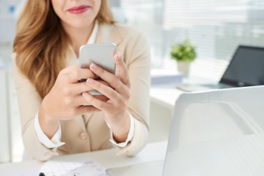 Güzel kadın Yöneticisi mesajlaşma