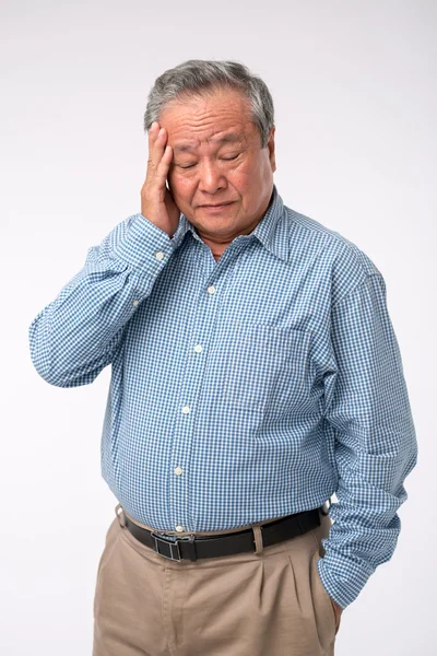 Älterer Mann mit starken Kopfschmerzen — Stockfoto