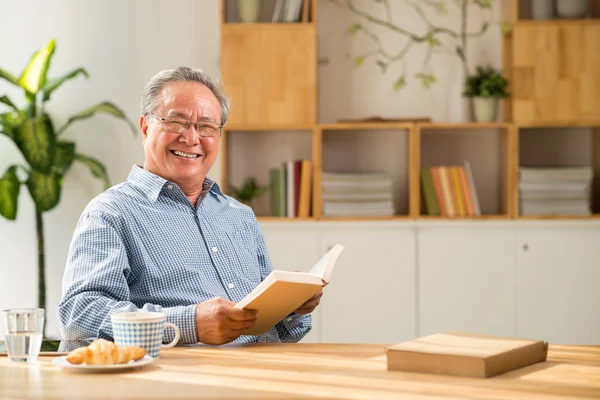 Muž středního věku čtení kniha — Stock fotografie