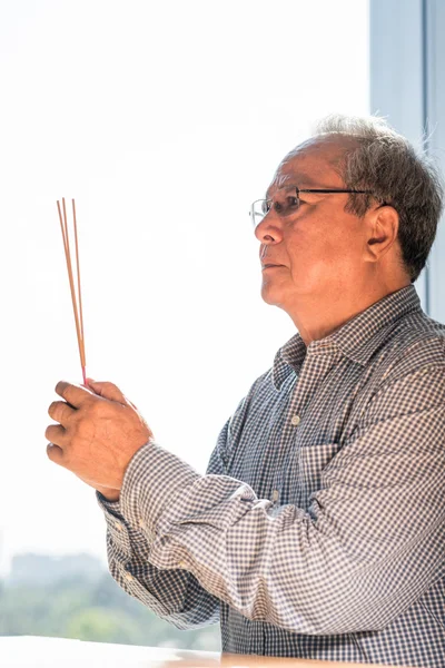 Man holding incense sticks — Stock Photo, Image