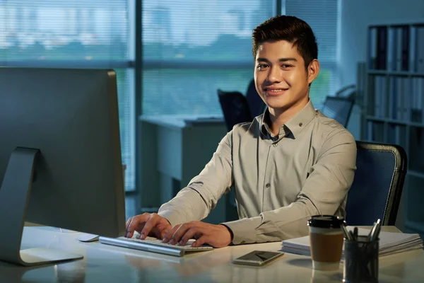 Cheerful businessman at workplace — Stock Photo, Image