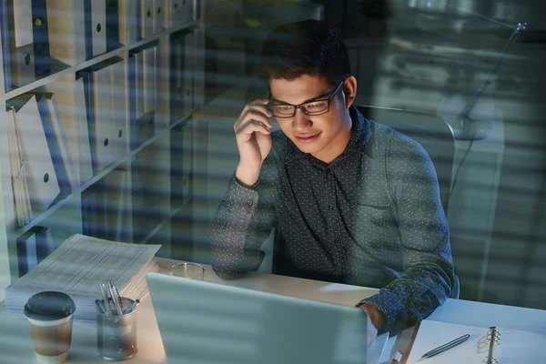 Programmazione uomo su laptop in ufficio — Foto Stock