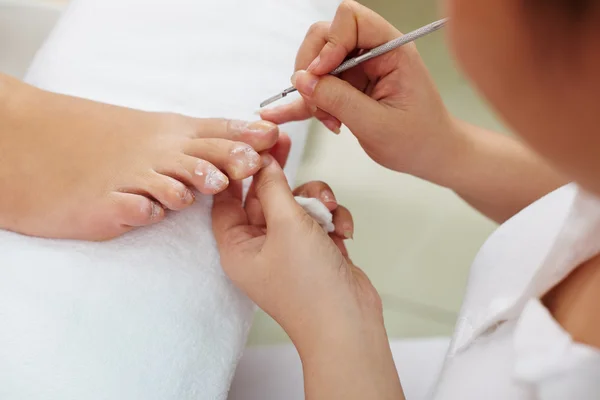 Vrouw ontvangende pedicure — Stockfoto