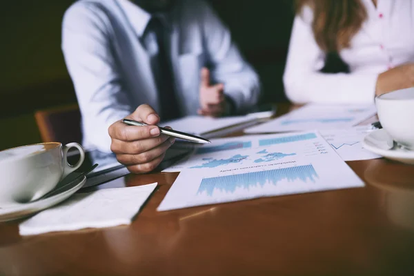 Mensen uit het bedrijfsleven bespreken statistieken — Stockfoto