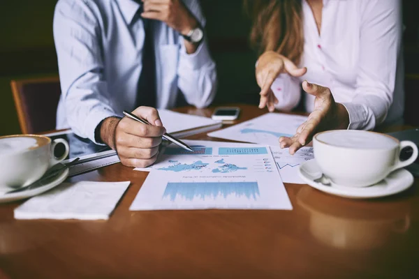 Socios comerciales discutiendo gráfico —  Fotos de Stock