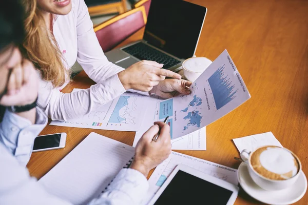 Senhora de negócios explicando gráfico — Fotografia de Stock