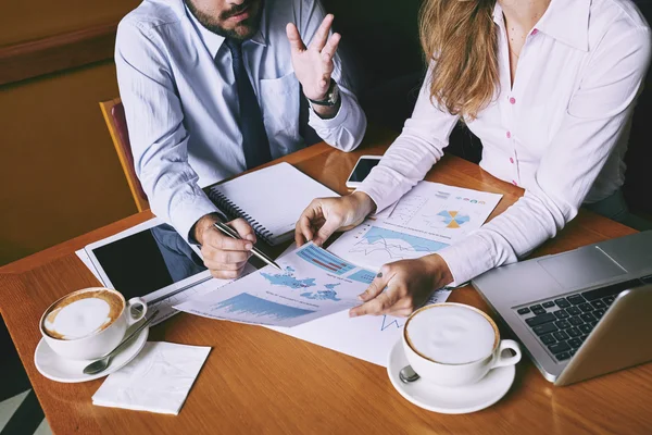 Compañeros examinando informes empresariales — Foto de Stock