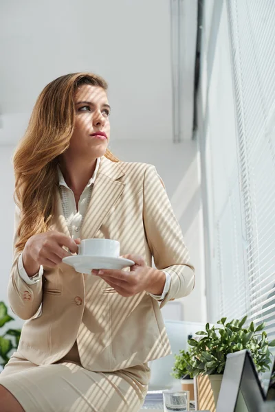 Femme d'affaires souriante avec tasse à café — Photo