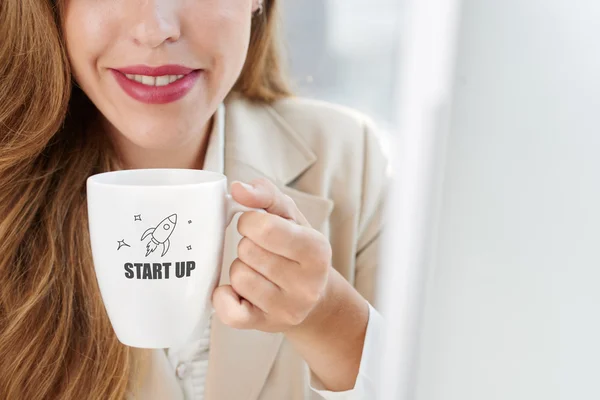 Sorridente de negócios senhora beber café — Fotografia de Stock