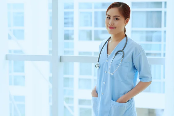 Sorridente bella medico femminile — Foto Stock