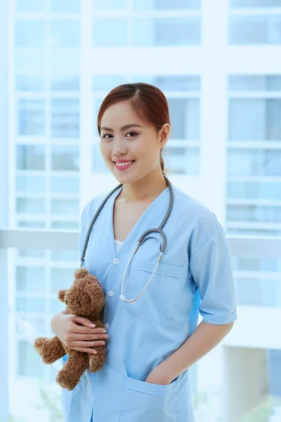 Lächelnder Kinderarzt mit Spielzeug — Stockfoto