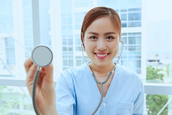 Kvinnlig läkare som håller stetoskop — Stockfoto