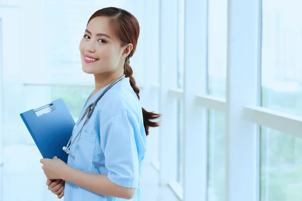 Hübsche Krankenschwester mit Ordner — Stockfoto