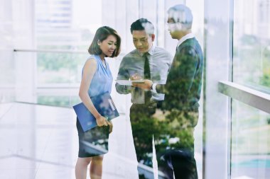 iş adamları ile tablet