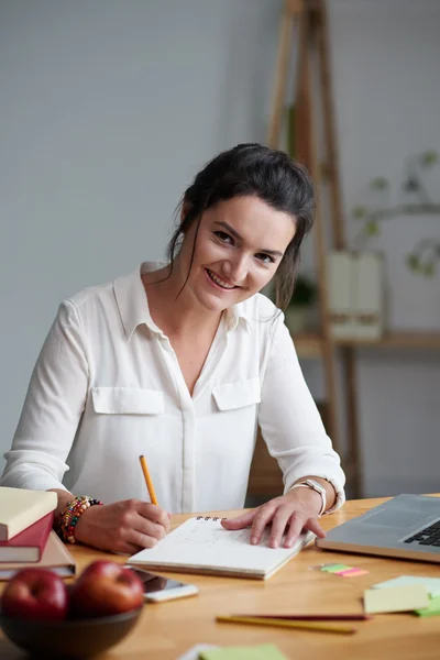 Frau plant ihren Tag — Stockfoto