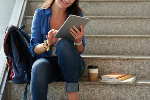 Mulher usando o aplicativo no tablet digital — Fotografia de Stock