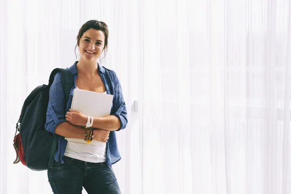 Étudiante avec sac à dos et manuels scolaires — Photo