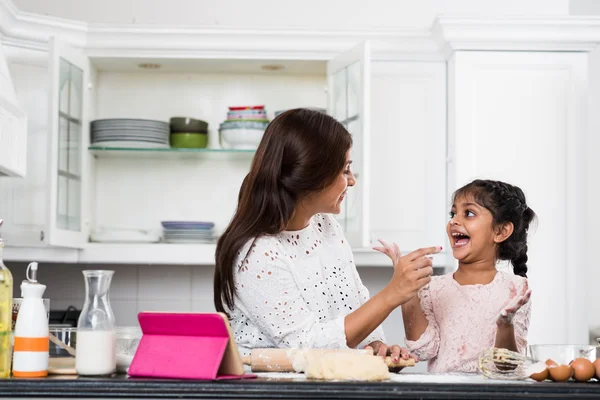 Moeder en dochter met plezier bij het koken — Stockfoto