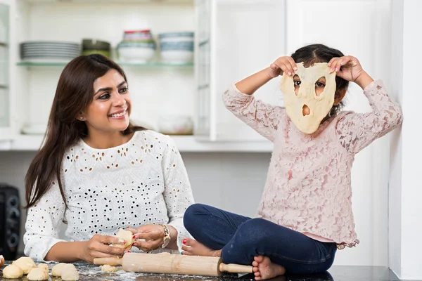 Mädchen hält Teig vor ihr Gesicht — Stockfoto